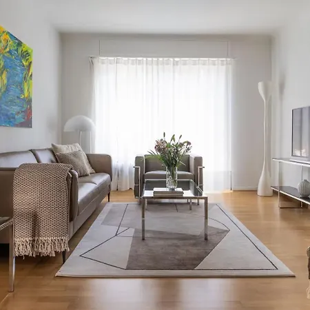 Centrally Located 2-bedroom Flat With Balcony *