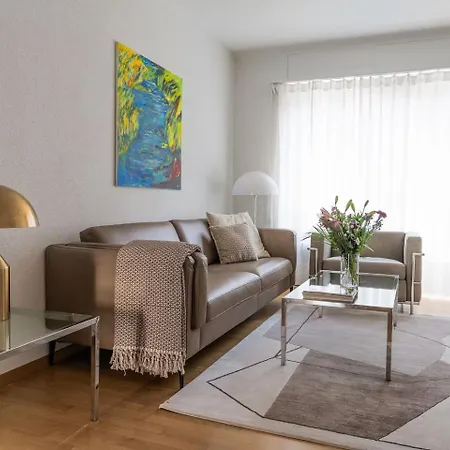 Apartamento Centrally Located 2-bedroom Flat With Balcony