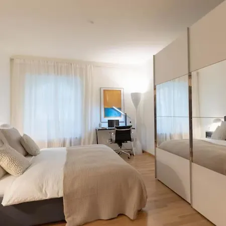 Centrally Located 2-bedroom Flat With Balcony Apartamento