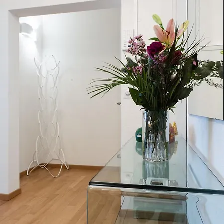 Centrally Located 2-bedroom Flat With Balcony *