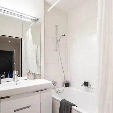 Centrally Located 2-bedroom Flat With Balcony Apartamento Zúrich