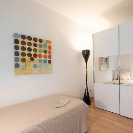 Centrally Located 2-bedroom Flat With Balcony *