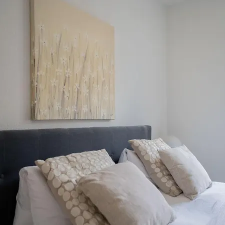Centrally Located 2-bedroom Flat With Balcony Apartamento
