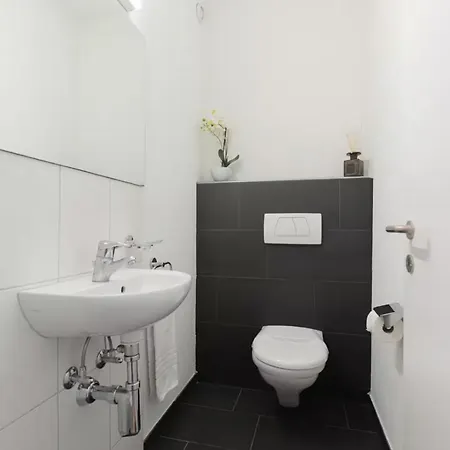 Centrally Located 2-bedroom Flat With Balcony *